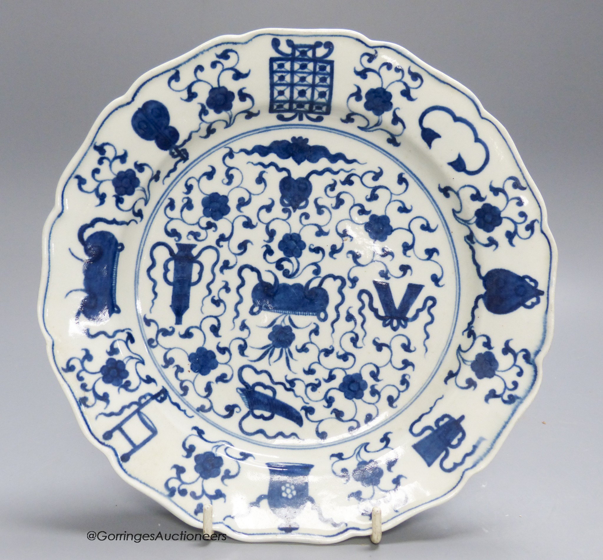 A Worcester plate painted with the Hundred Antiques pattern, 22cm diameter